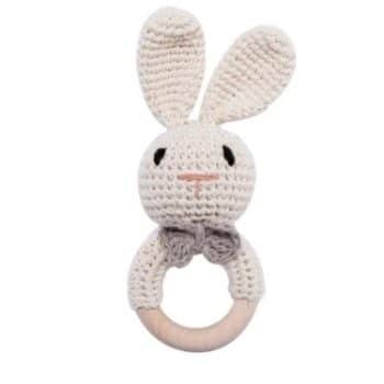 בובת ארנב רעשן סרוגה לבנה