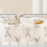 כיסים תלויים לאחסון במיטת התינוק